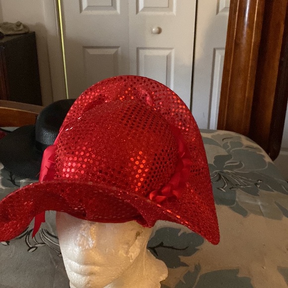 Red sequins hat with wire so that you can mold to style - Picture 3 of 8